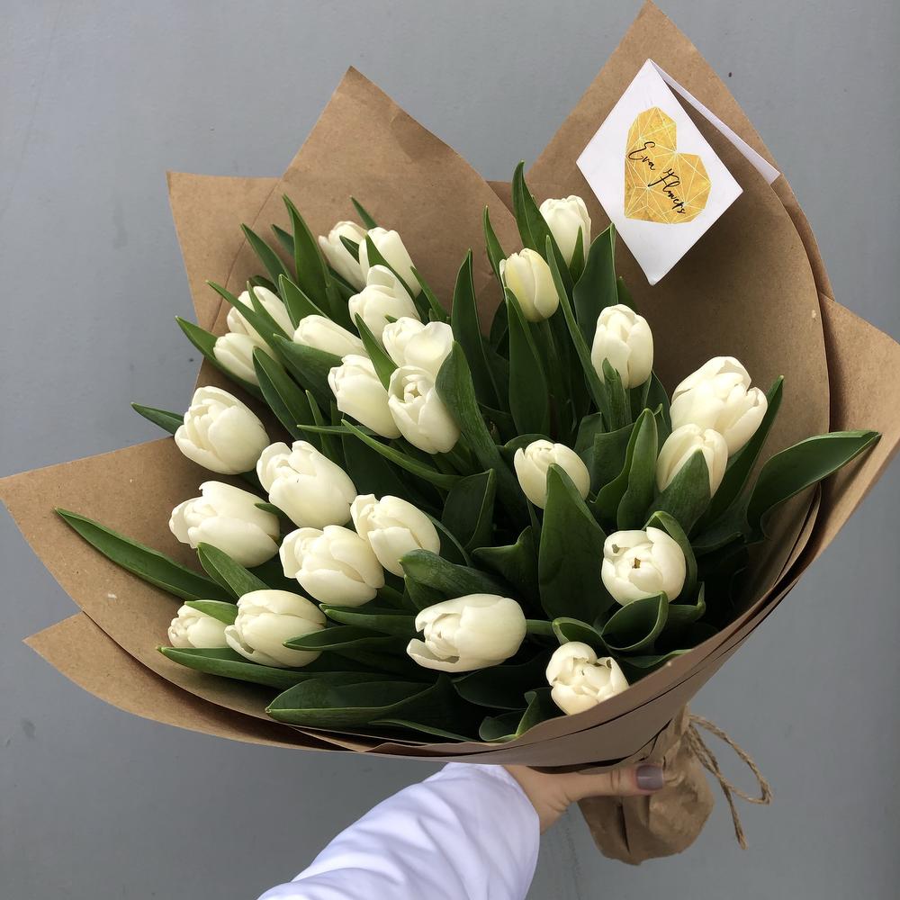 Белые тюльпаны в крафт бумаге