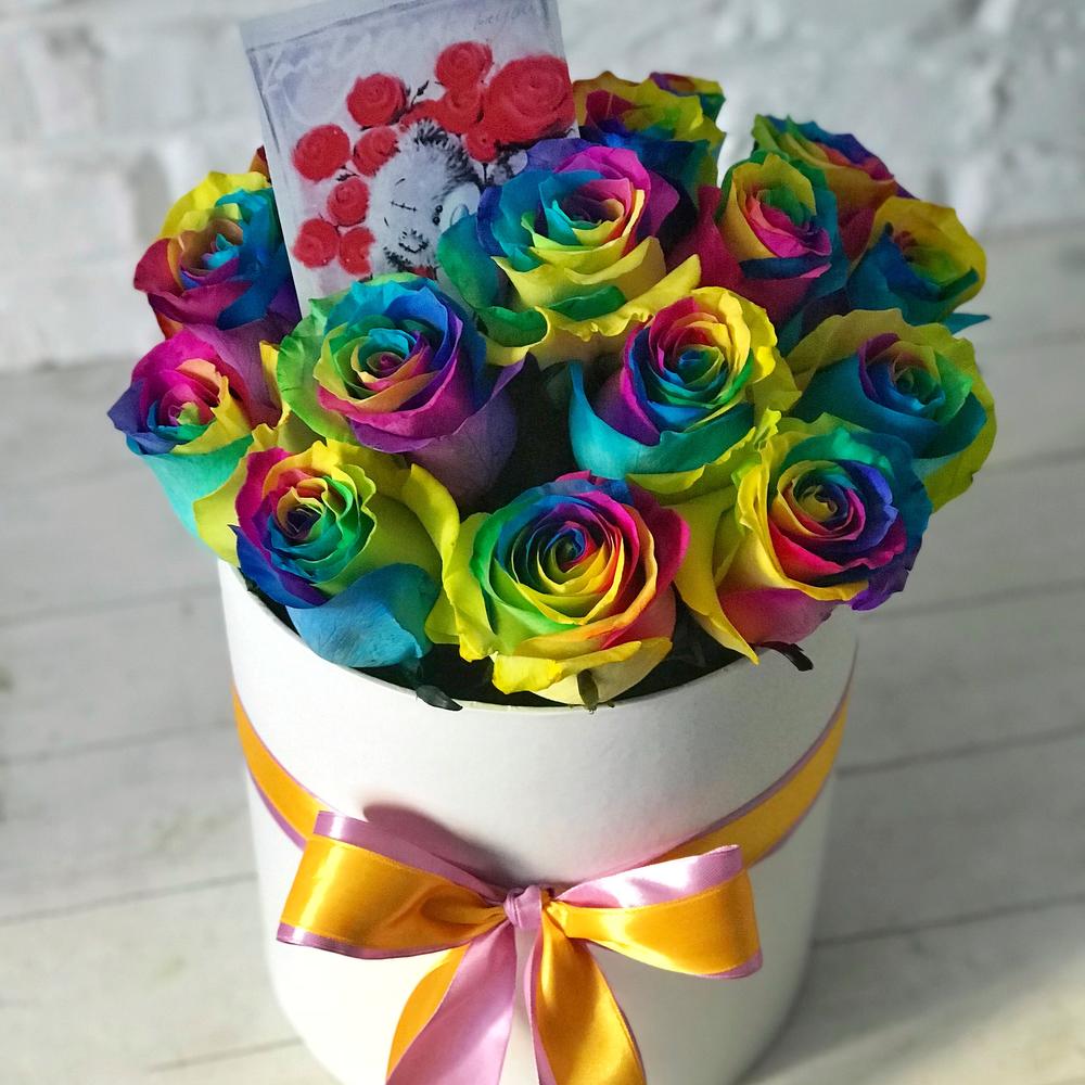 Разноцветные розы в коробке
