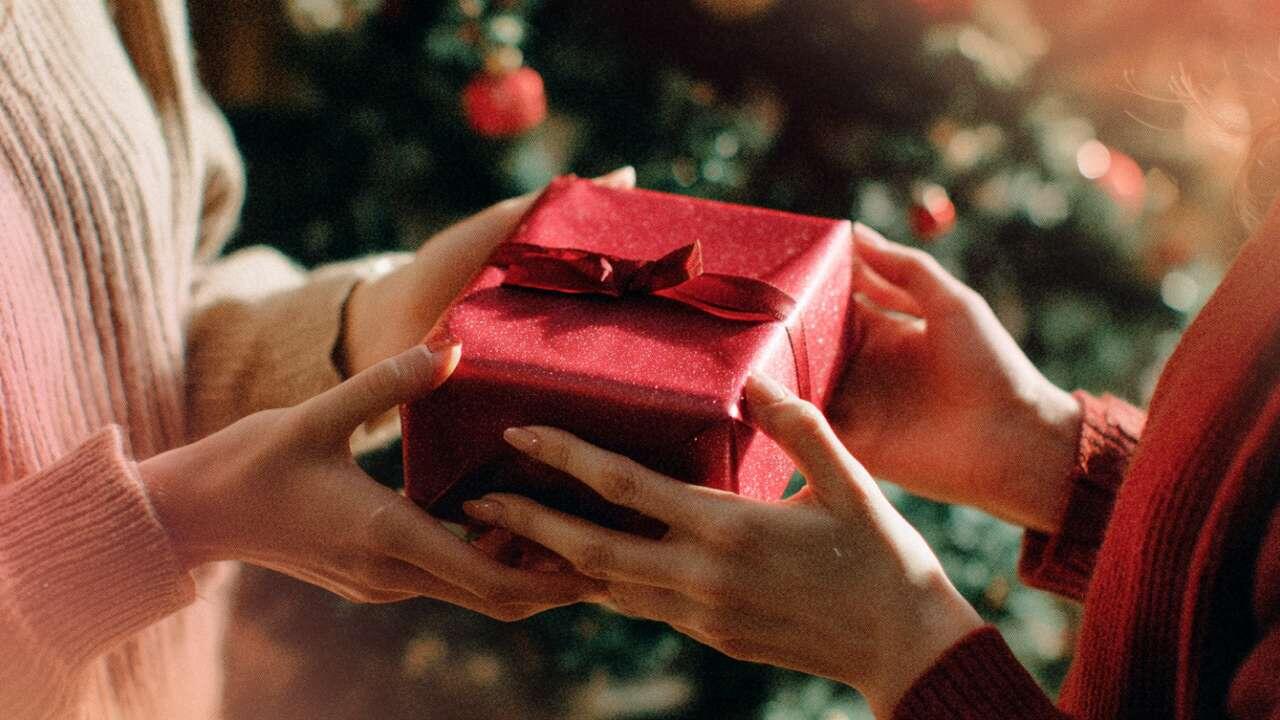 что подарить коллегам на новый год