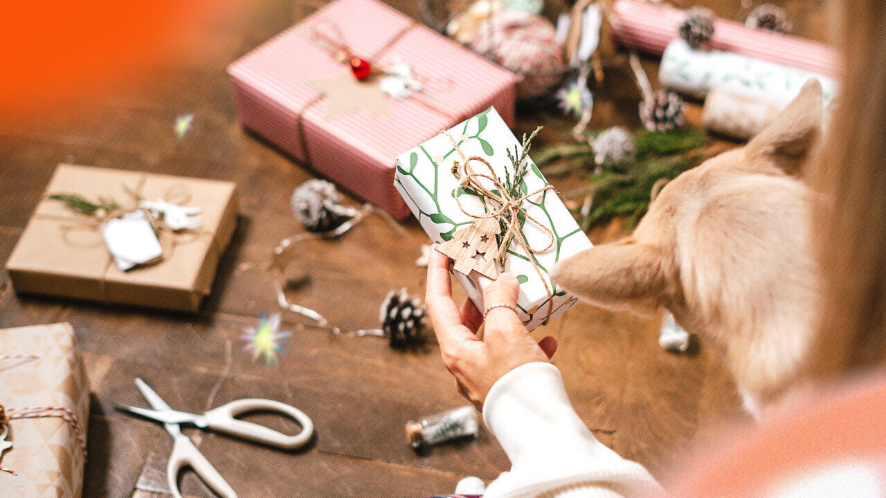 Упаковка подарка на Новый год