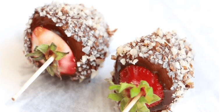 Decorate the strawberries: contrasting pattern