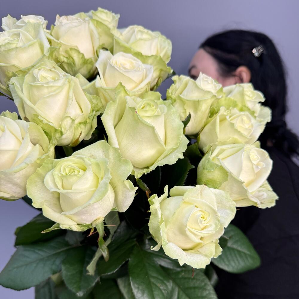 Букет из 15 белых роз длиной 70 см, перевязанный элегантной лентой, — символ чистоты, искренности и изысканного вкуса