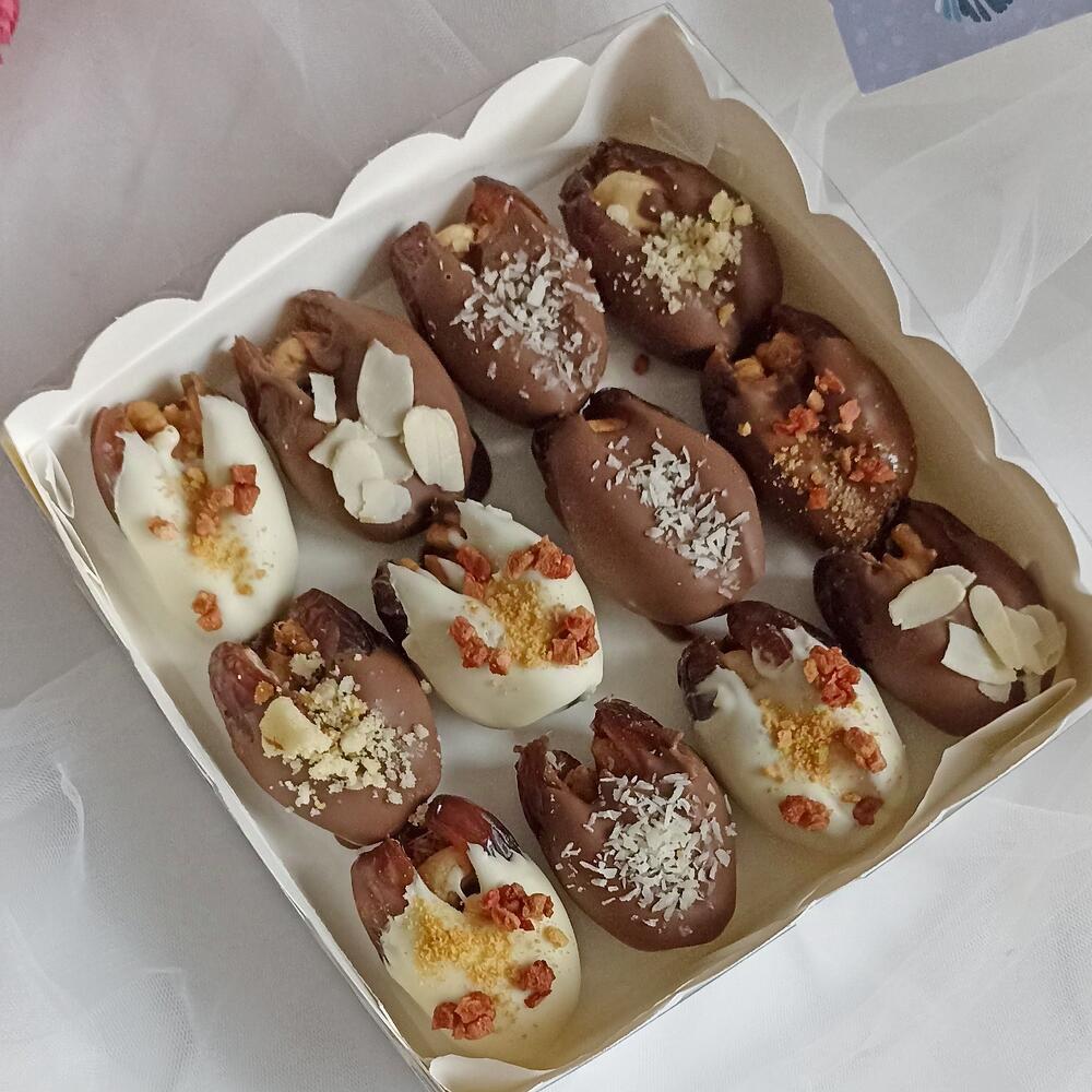 Финики в белом и молочном шоколаде