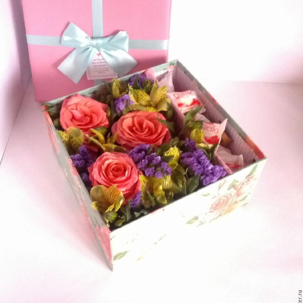 Подарок из цветов и конфет в коробке