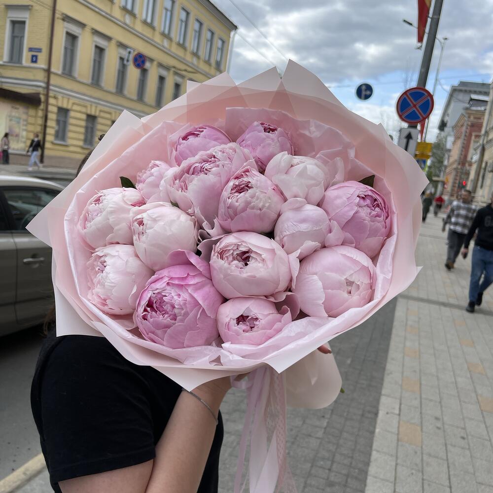 15 розовых пионов