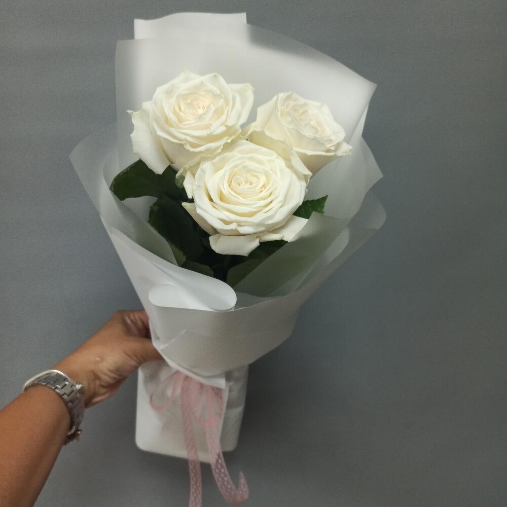 3 розы в упаковке, Цветы и подарки Петрозаводск, Карелия, Россия, купить по  цене 1200 RUB, Монобукеты в Kings party с доставкой | Flowwow