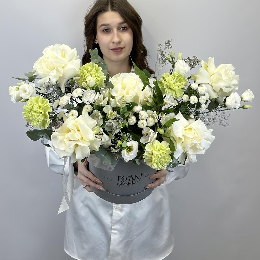 Цветы в коробке с Францускими розами, эустомой и гвоздиками (К022)