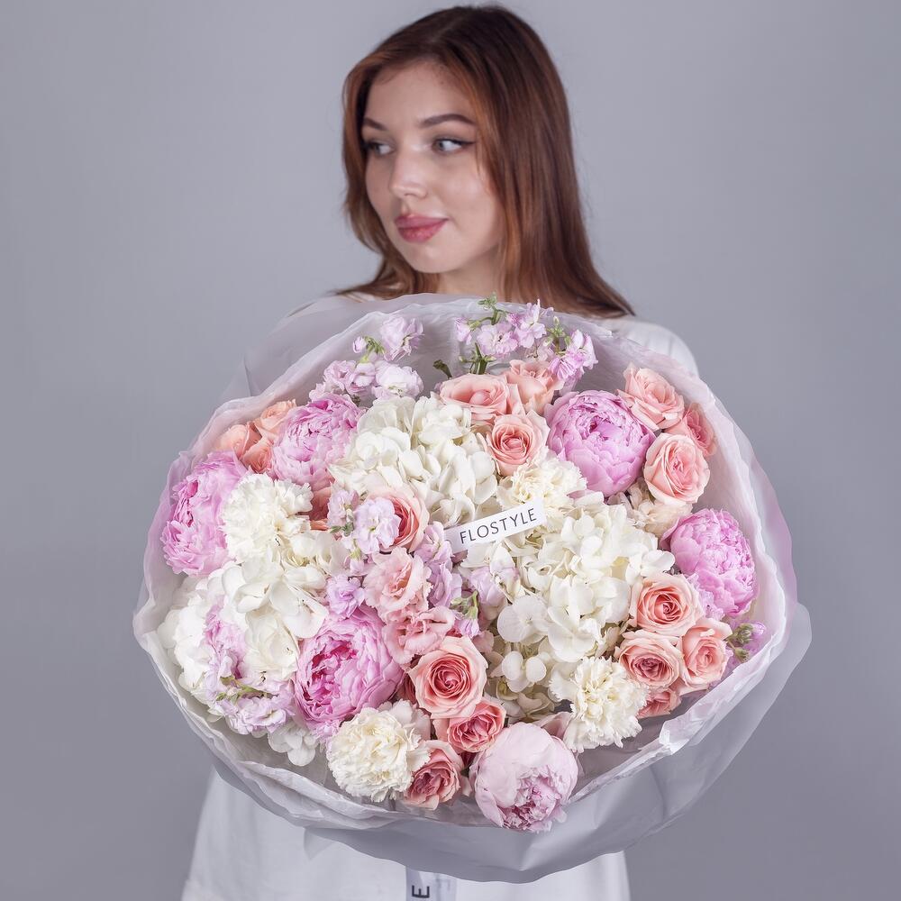 Букет с гортензией и пионами, кустовой розой Candy Rose