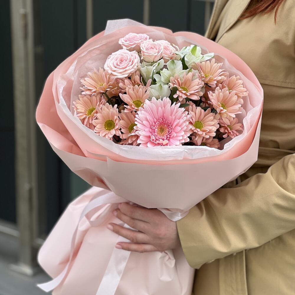 Bouquet Weightlessness with roses, gerbera, alstroemeria and chrysanthemum