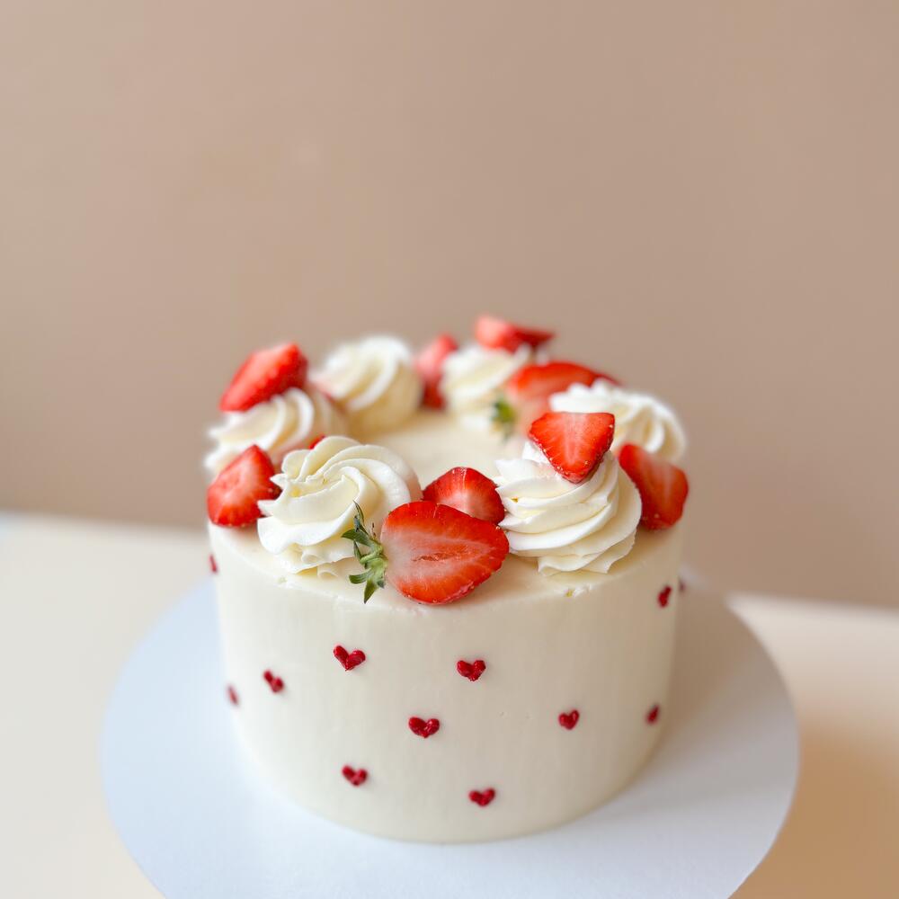 Торт с клубникой для девушки , мамы , жены