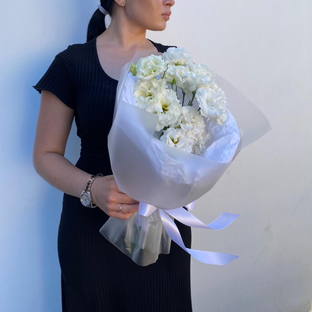 Мини букет комплимент с ажурной эустомой