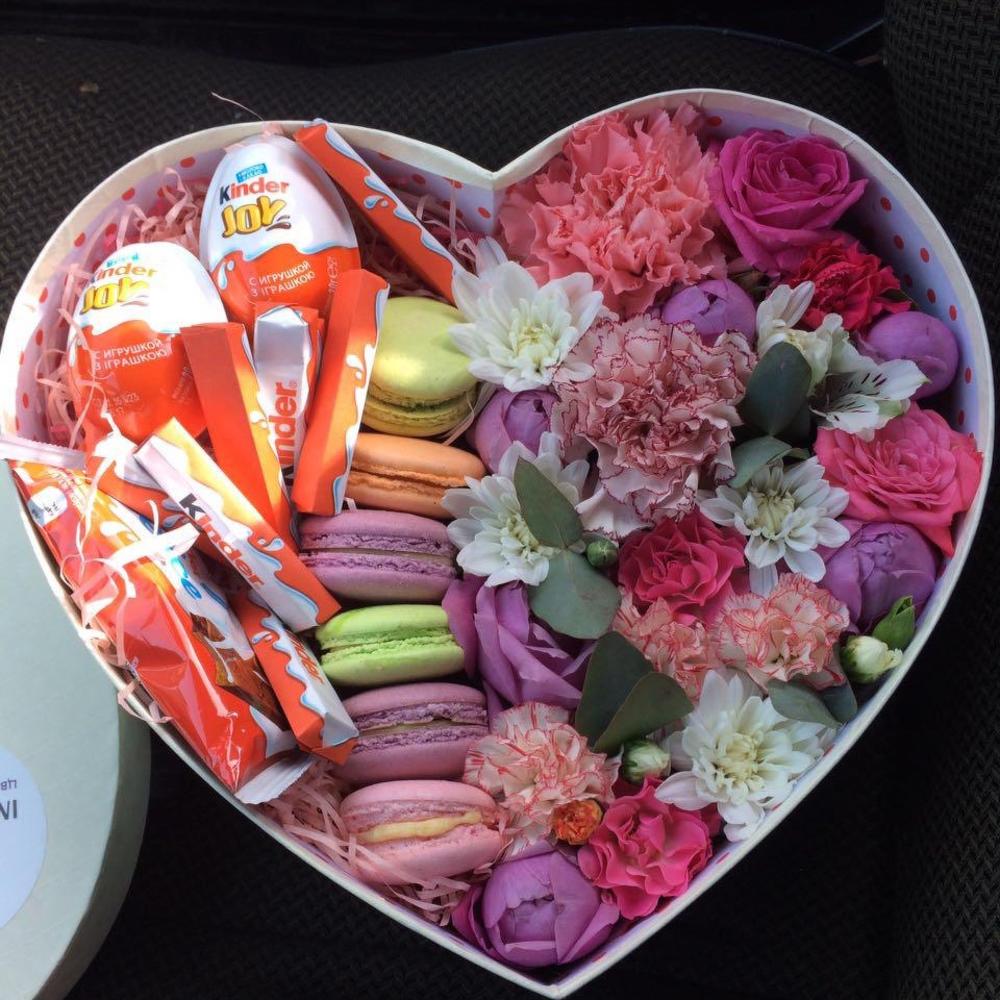 Цветы со сладким. Цветы со сладким. Коробки с цветами и сладостями. Мои вкусняшки и цветы от детей. Коробка с цветами и конфетами.