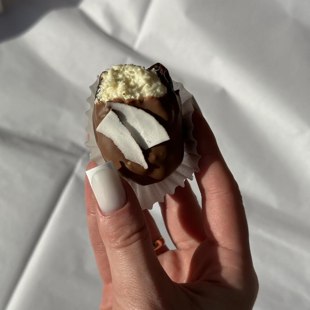 Финики в шоколаде с начинками в круглой коробке