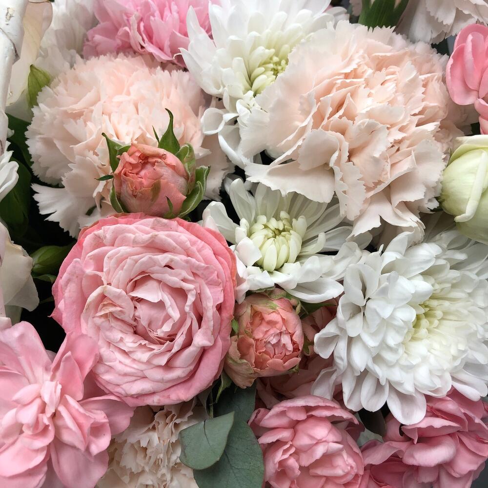 Невероятная корзина «Bloom Room» с орхидеями и пионовидными розами