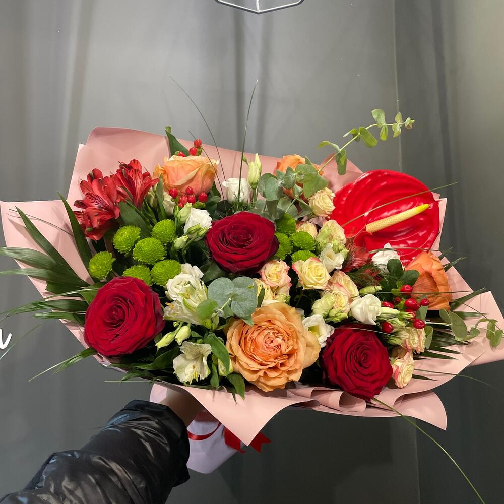 Букет на 3500. Белые и красные розы с зеленью букет. Flower studio. Микс из роз в коробке. Букеты цветов хабаровск.