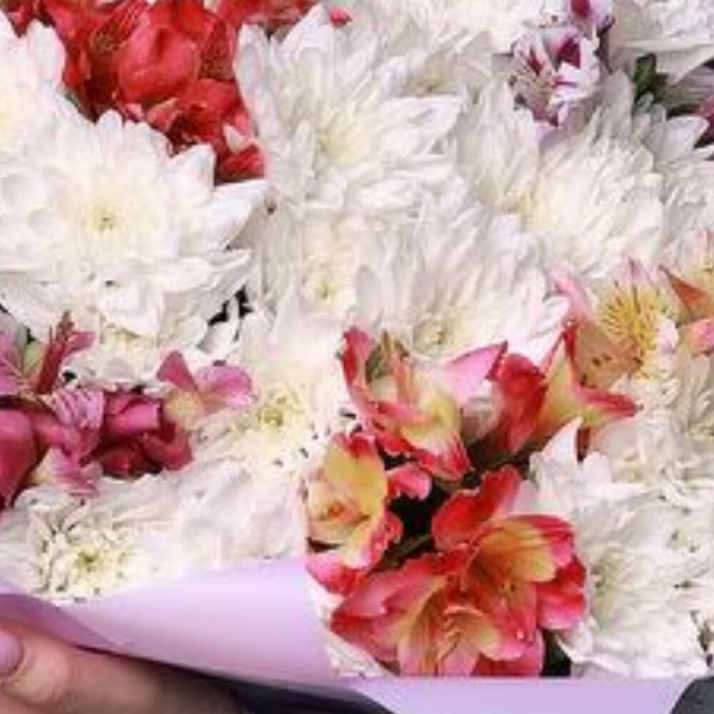Сборный букет из кустовых хризантем и альстромерии