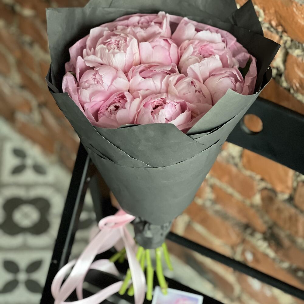 Пионы в черной упаковке
