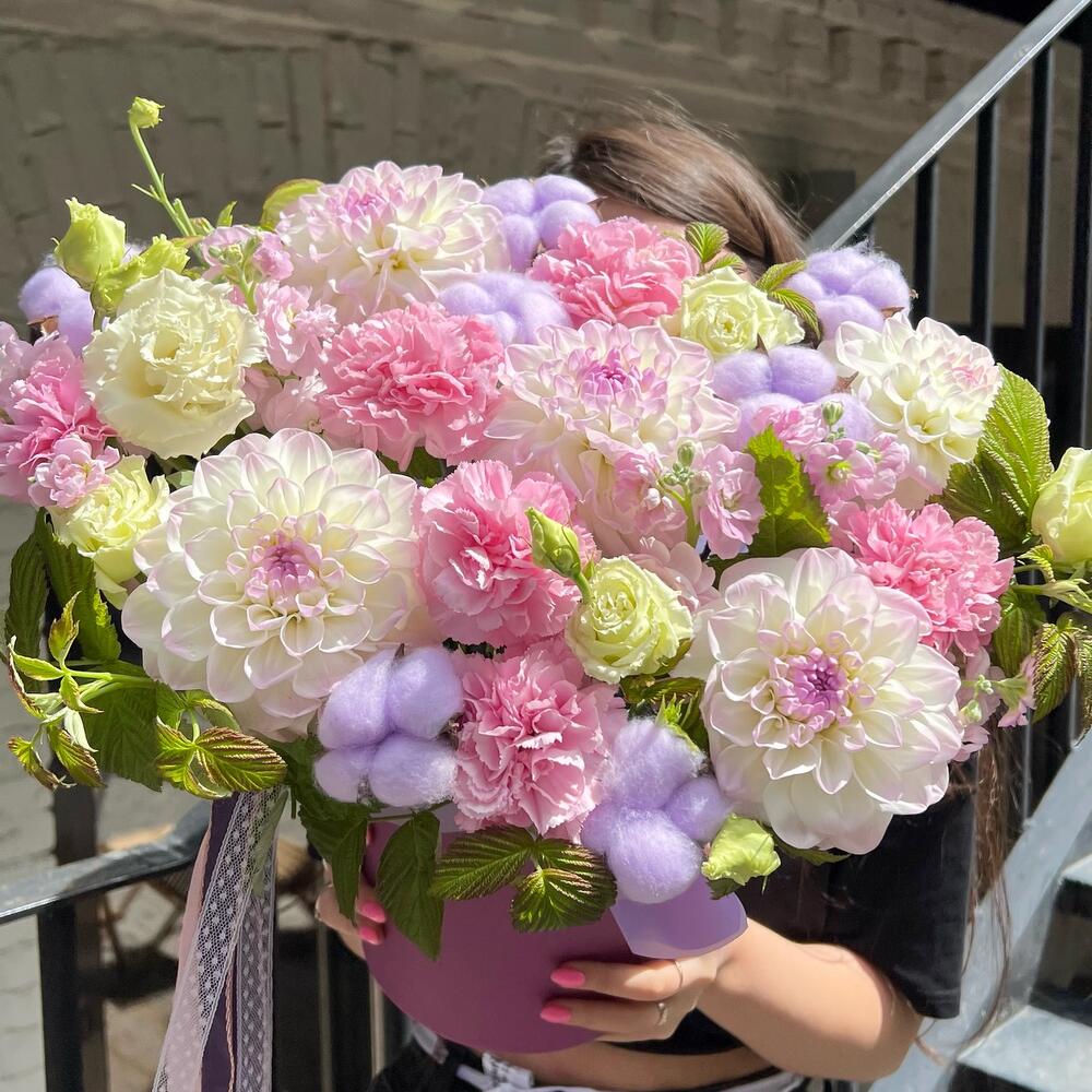 Сказочная композиция с георгинами