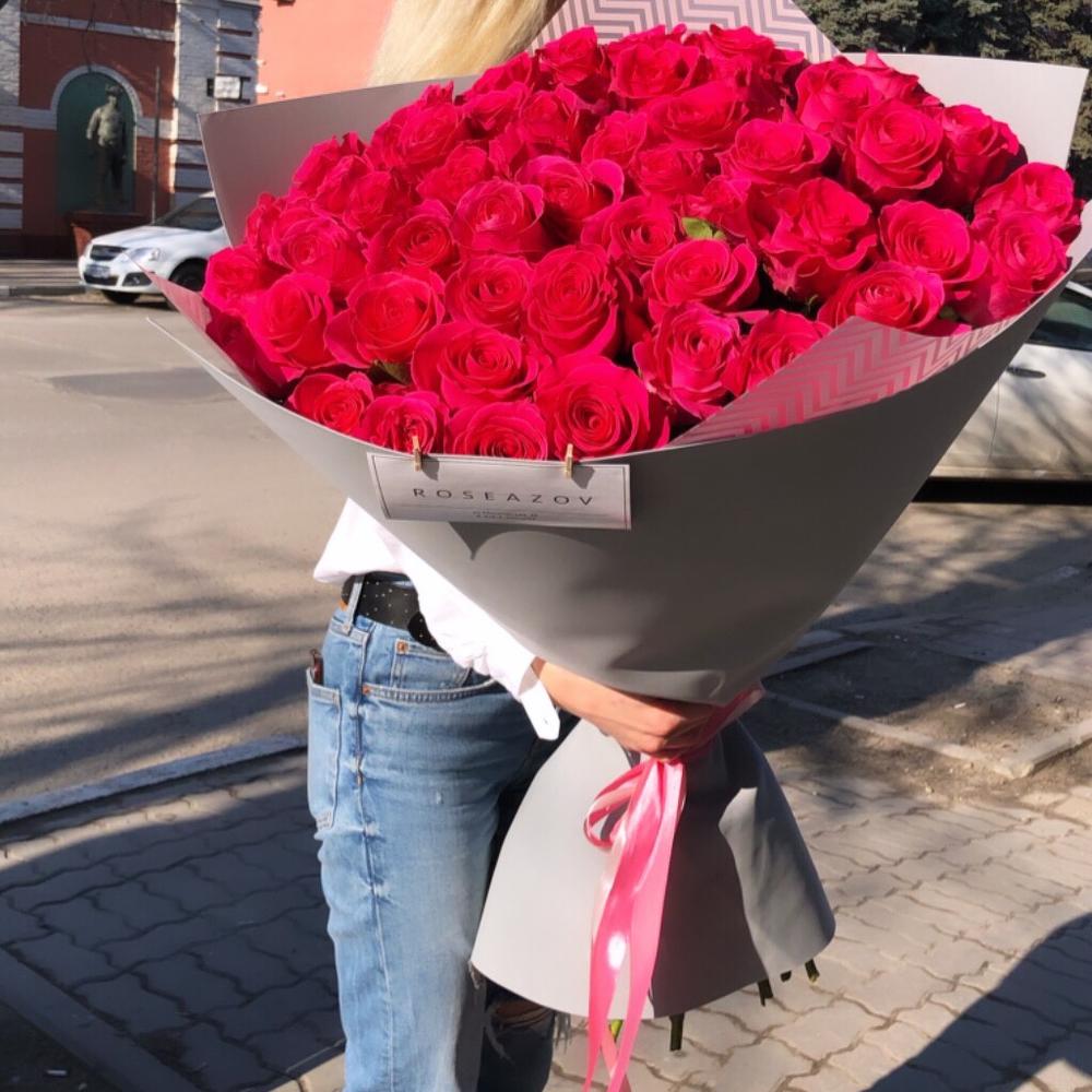 Монобукет из роз на белом фоне. Розы с доставкой недорого. Розы с доставкой недорого. Эквадорские красные розы. 19 малиновых кустовых роз.