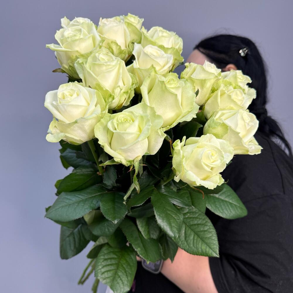 Букет из 15 белых роз длиной 70 см, перевязанный элегантной лентой, — символ чистоты, искренности и изысканного вкуса