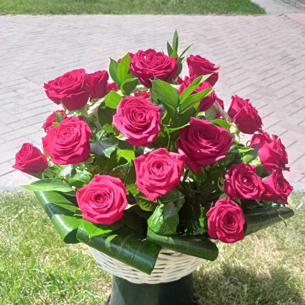 Розы красные в корзине