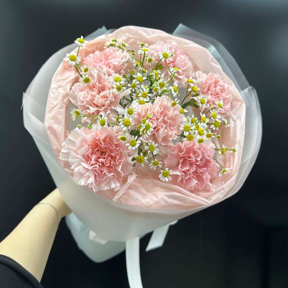 Нежные чувства 🌸 букет с диантусами и матрикарией