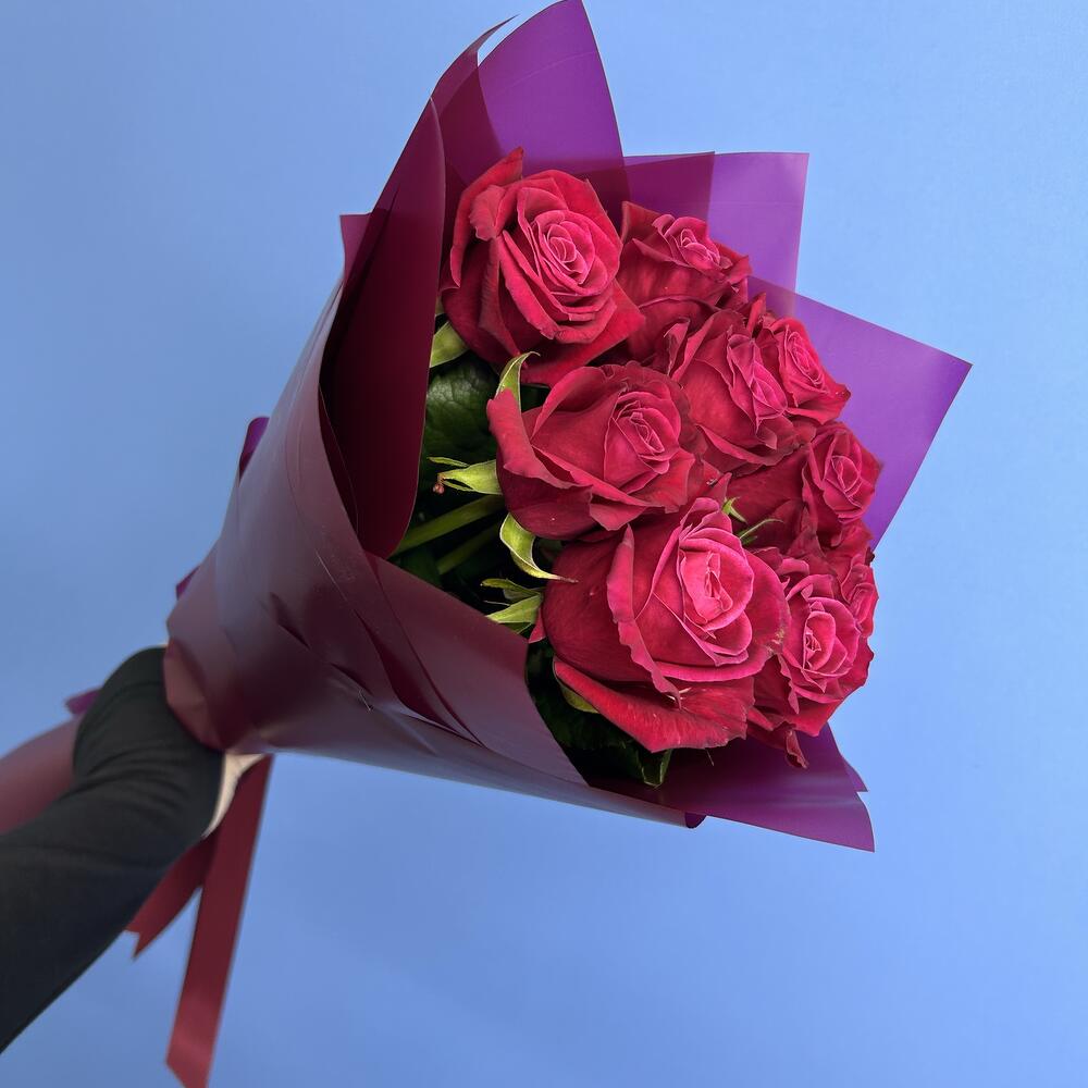 9 малиновых роз