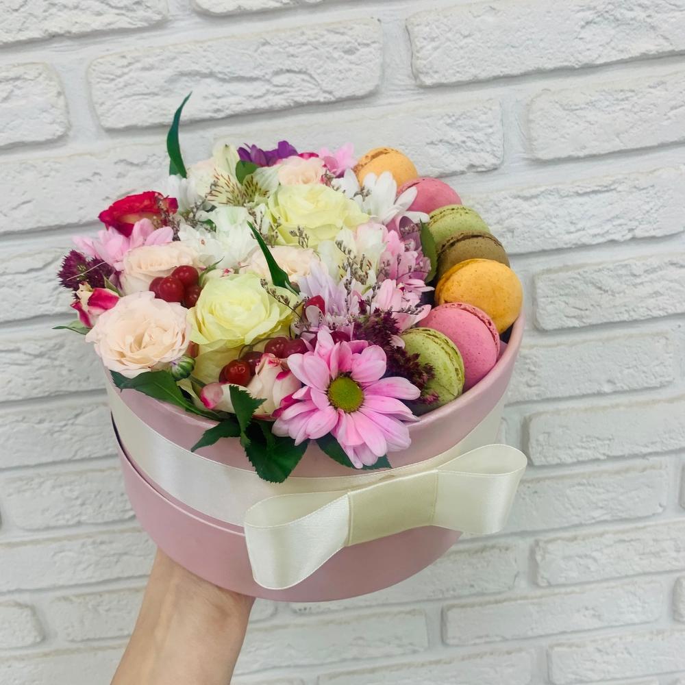 Сочная коробочка с Макаруни, Цветы и подарки в Твери, купить по цене ...