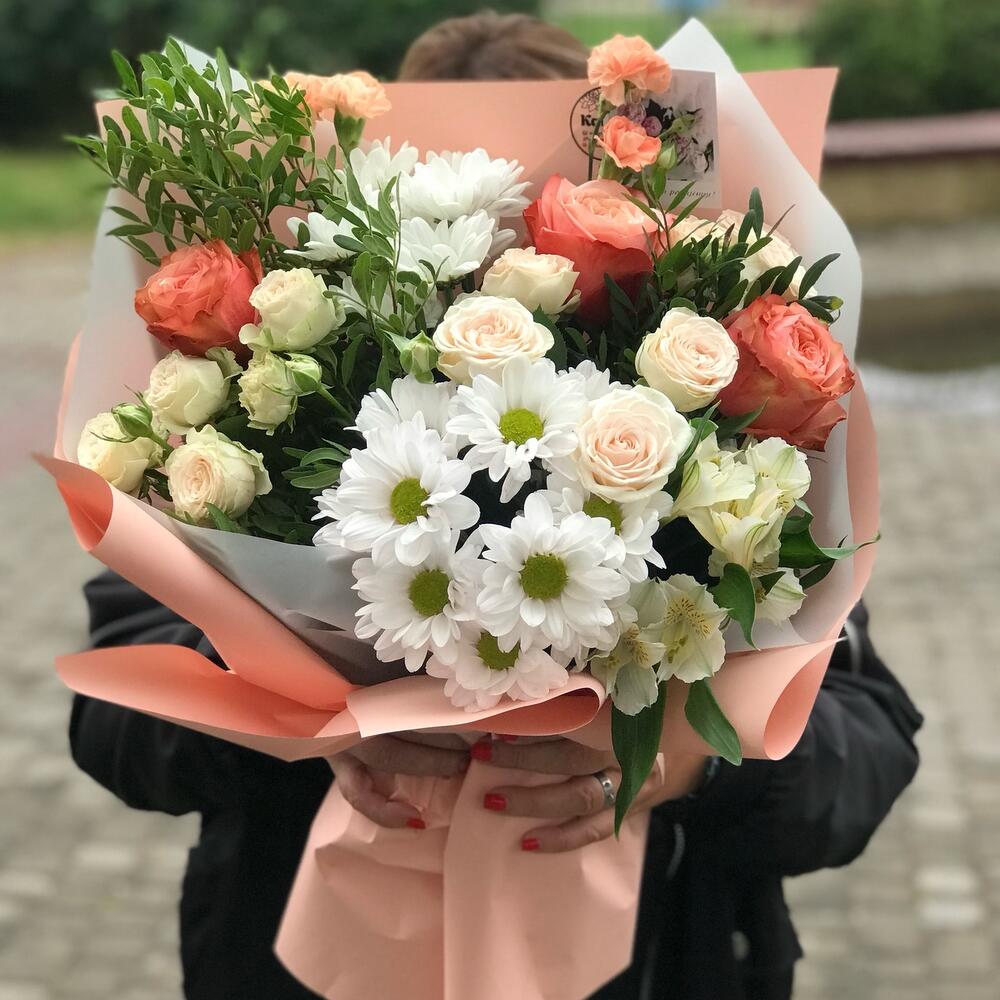Букет «Персия» из альстромерий, ромашковых хризантем, Пионовидных роз Кахала, кустовых роз и Шабо