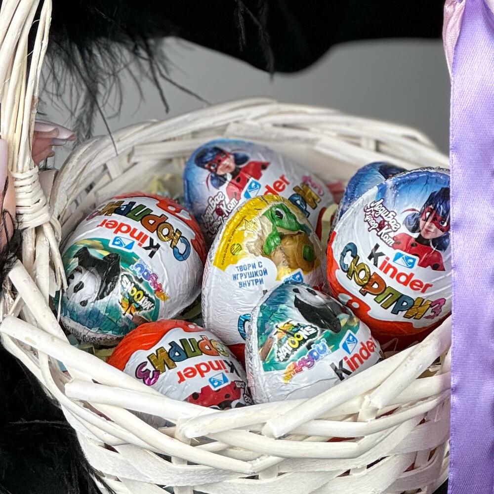 Корзина с шоколадными яйцами Kinder