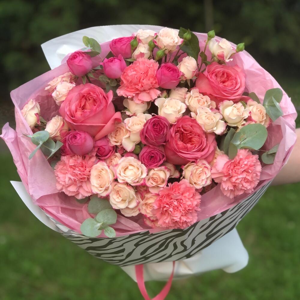 Букет Forever young из пионовидных роз,кустовых роз, эвкалипта и диантусов