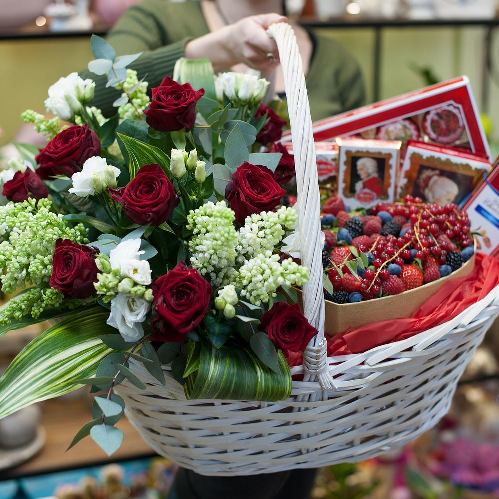 Восхищение. Корзина с сухофруктами и шоколадом.