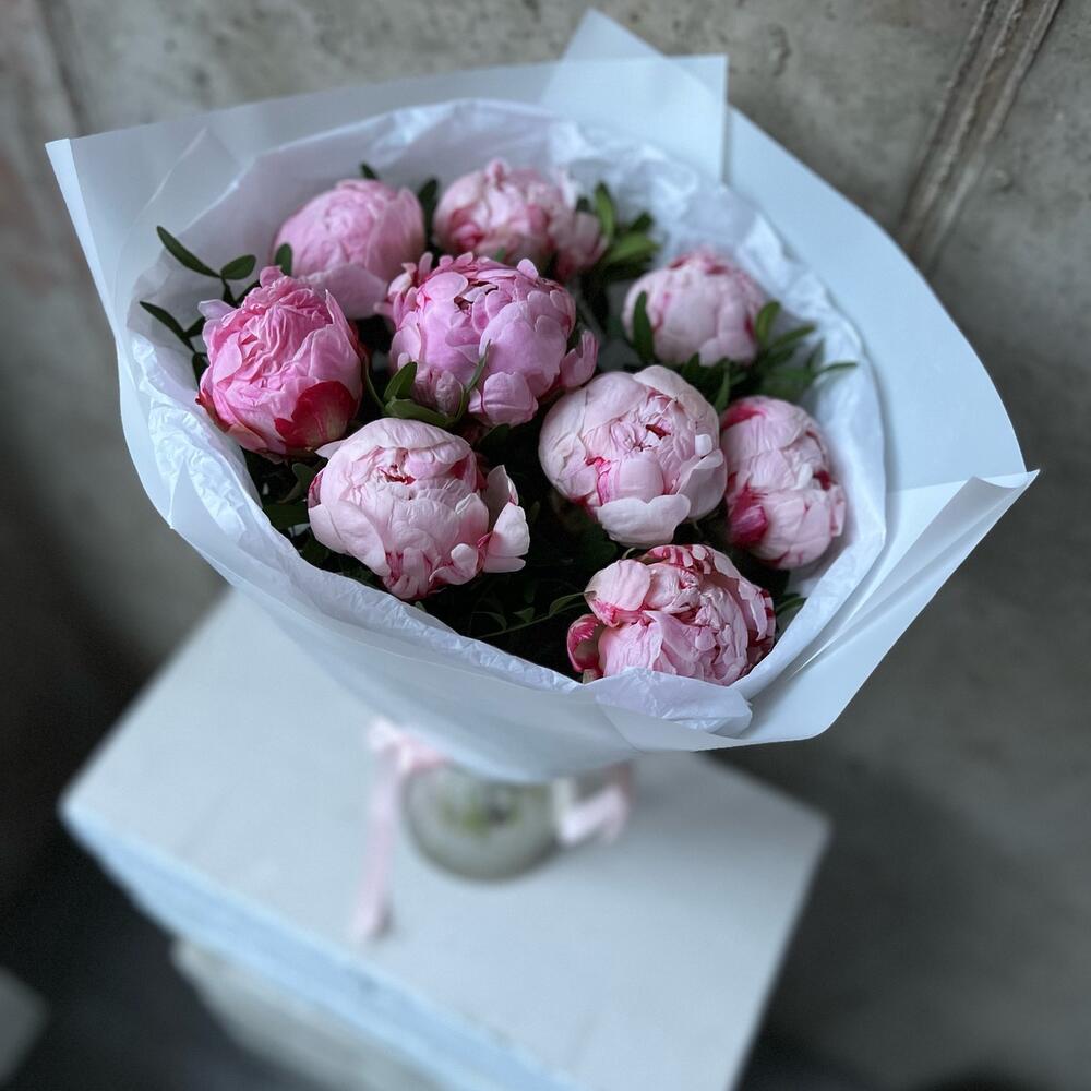 9 пионов с зеленью