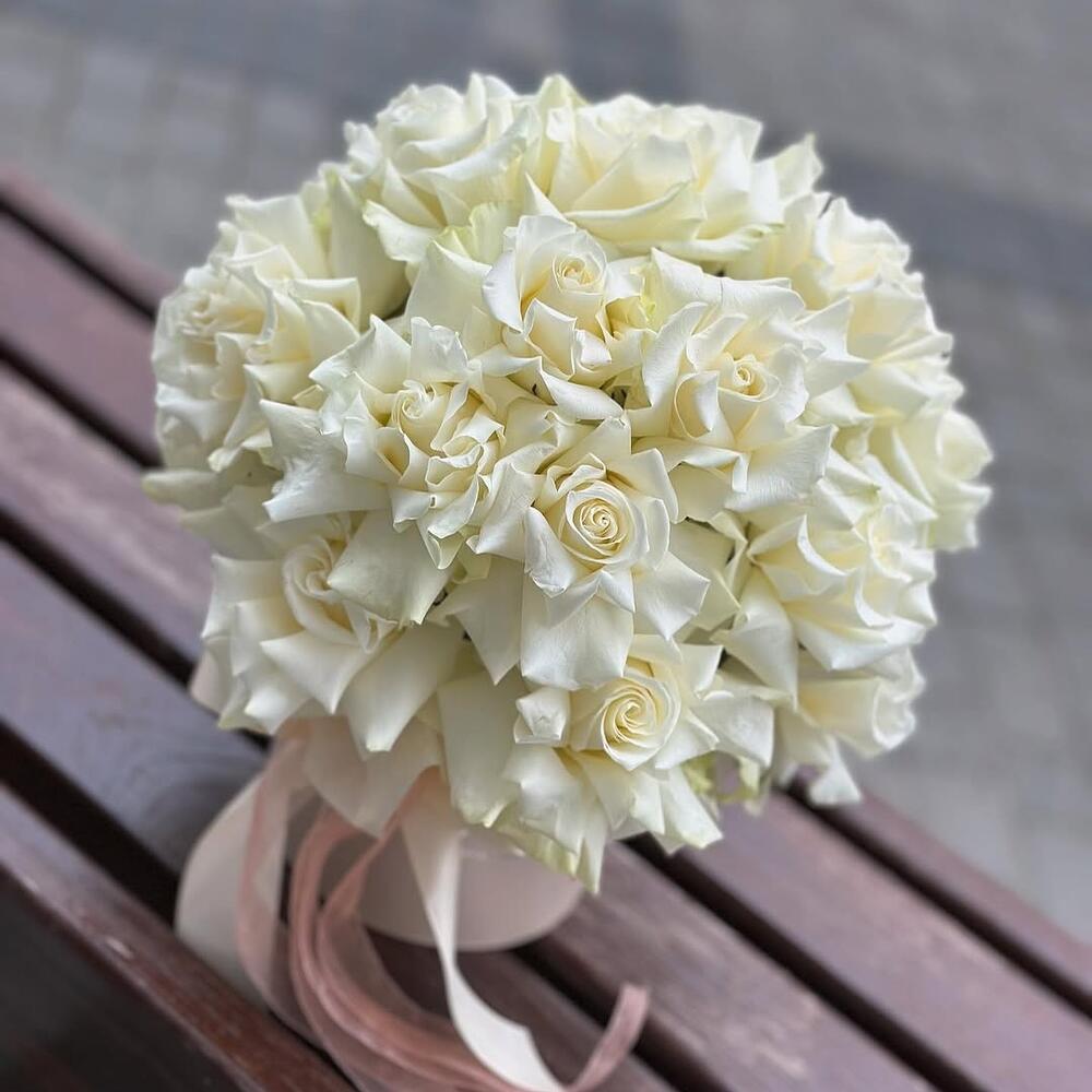 17 French roses in a Delicate Lace box