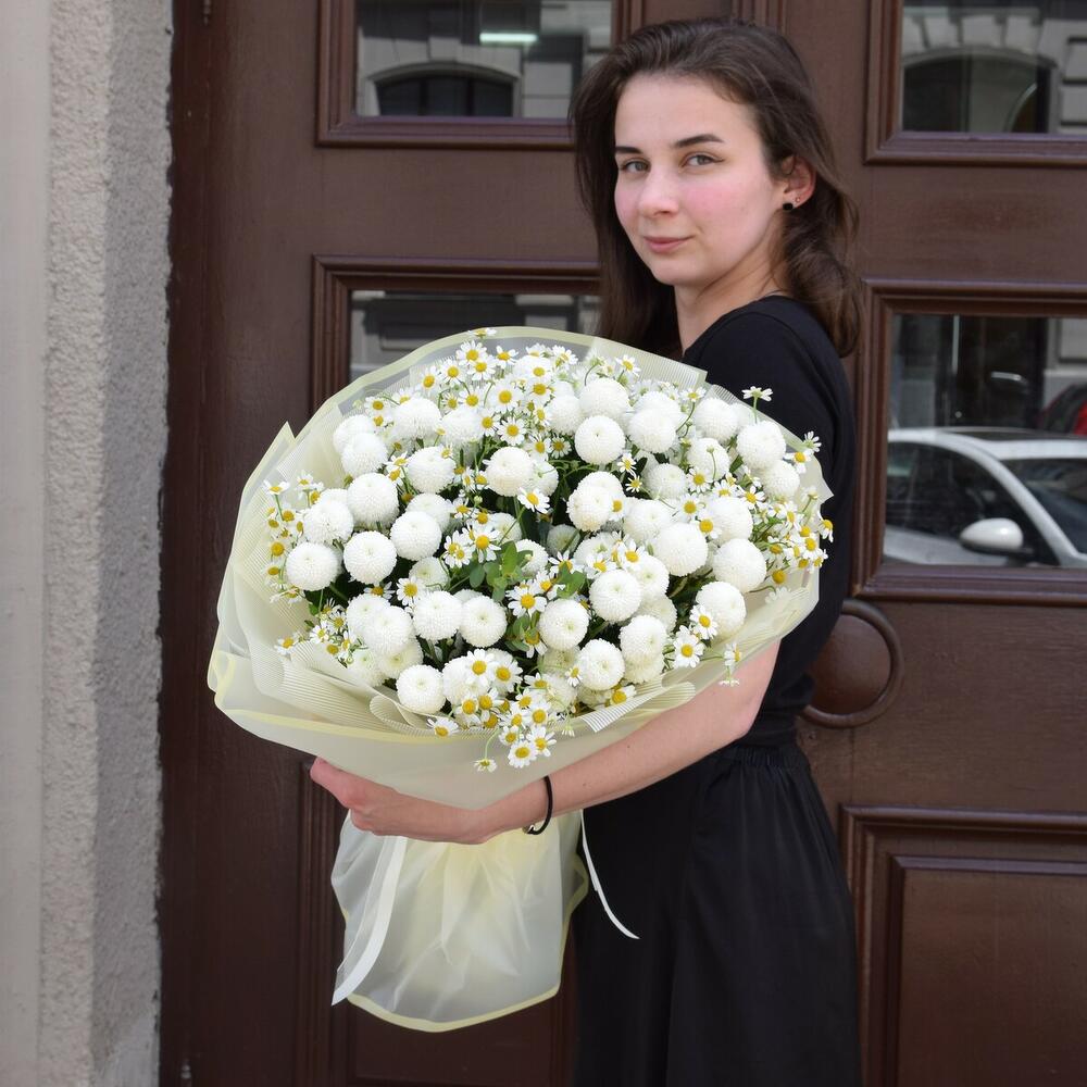 Bouquet of chrysanthemum and thanacetum