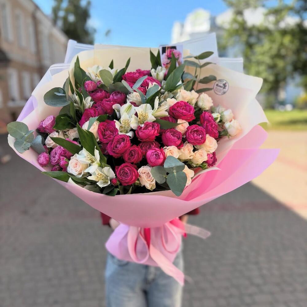 Букет «ЭЛИТА» из пионовидных кустовых роз, альстромерий и эвкалипта