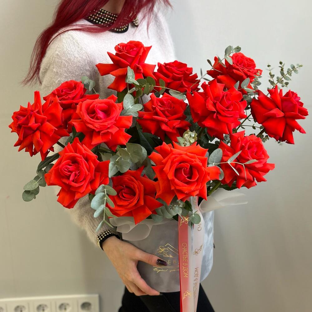 Цветы в коробке «Алая весна»