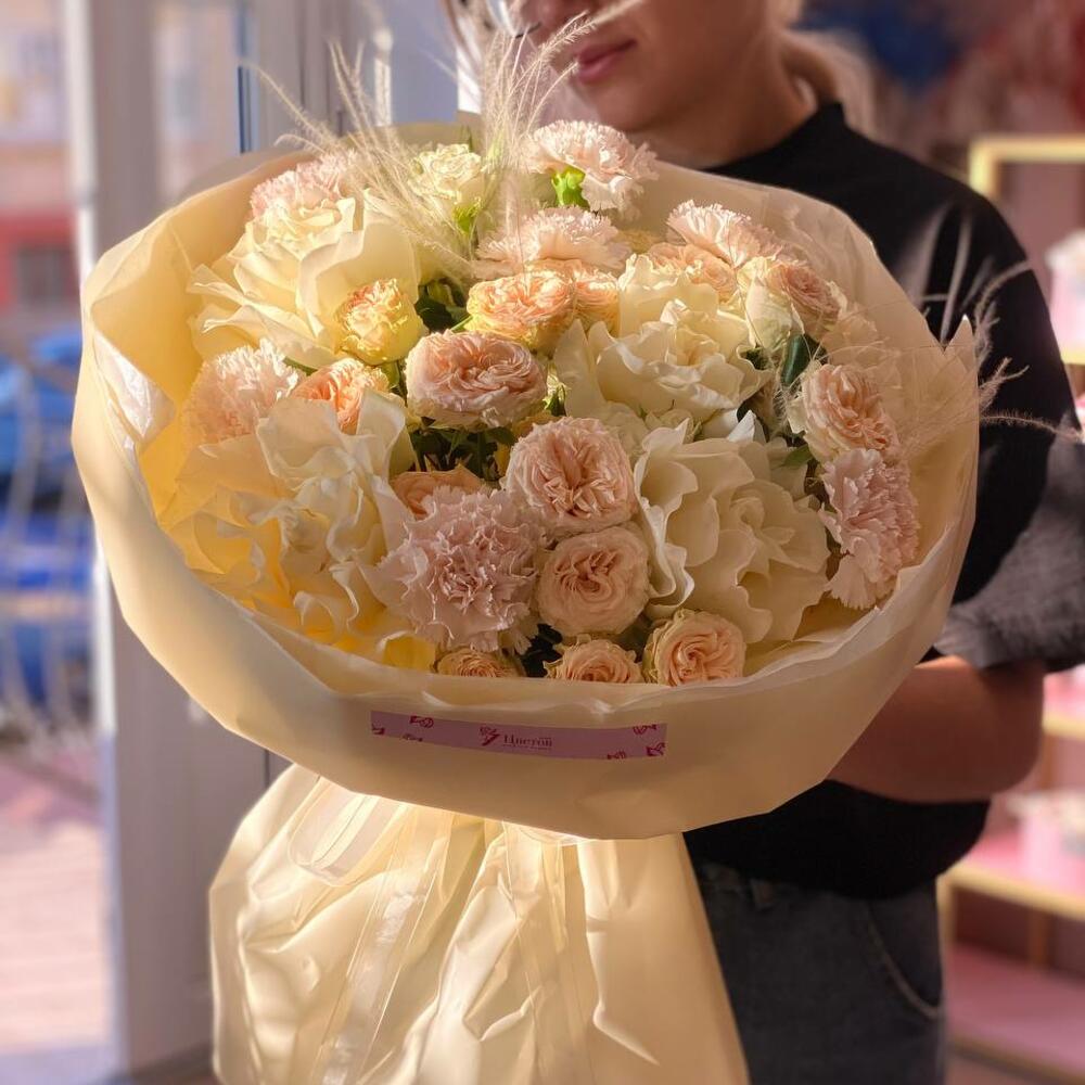 Букет Дыхание(французская роза, кустовая роза, диантусы, стифа)