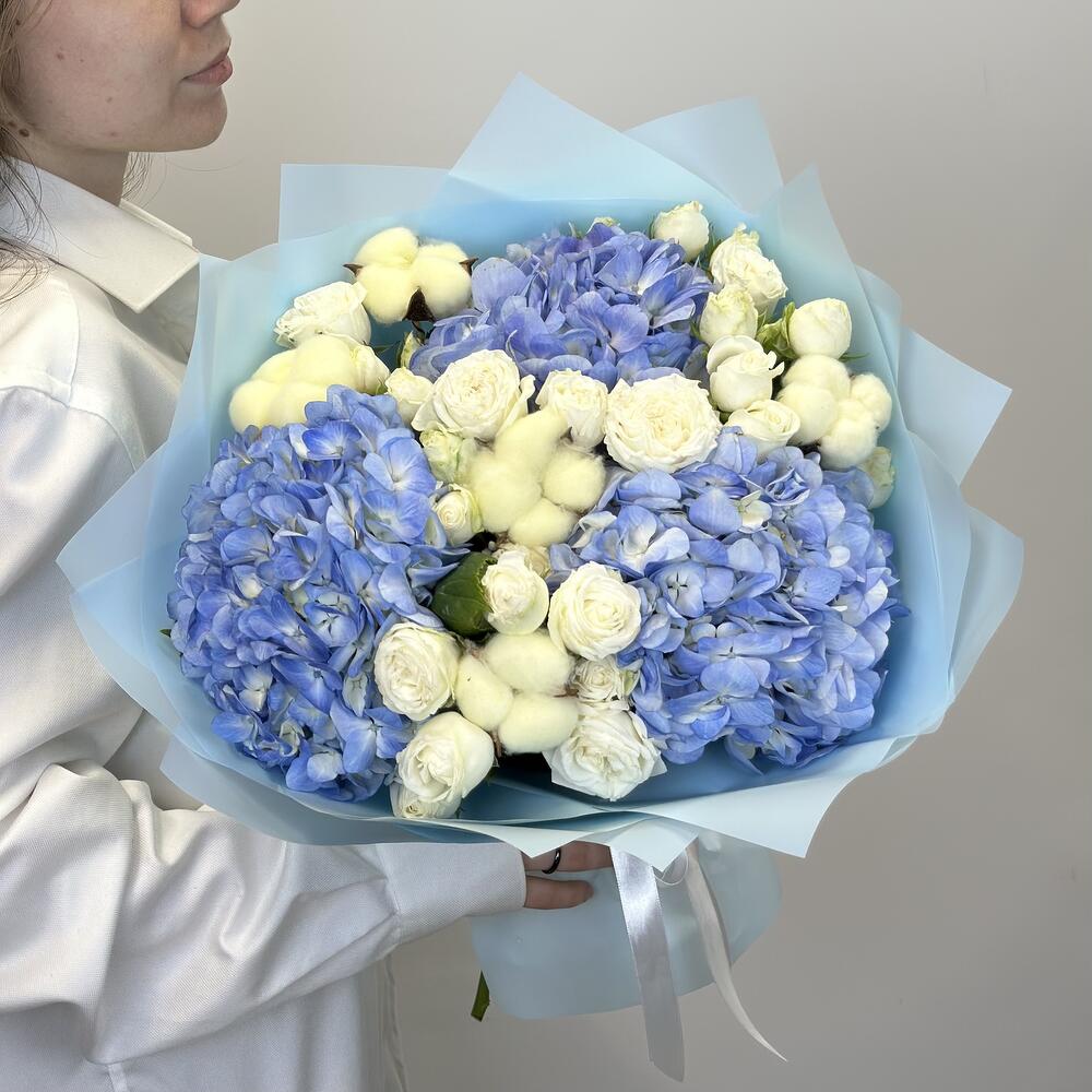 Сборный букет Нежность с гортензиями, кустовой пионовидной розой и хлопком