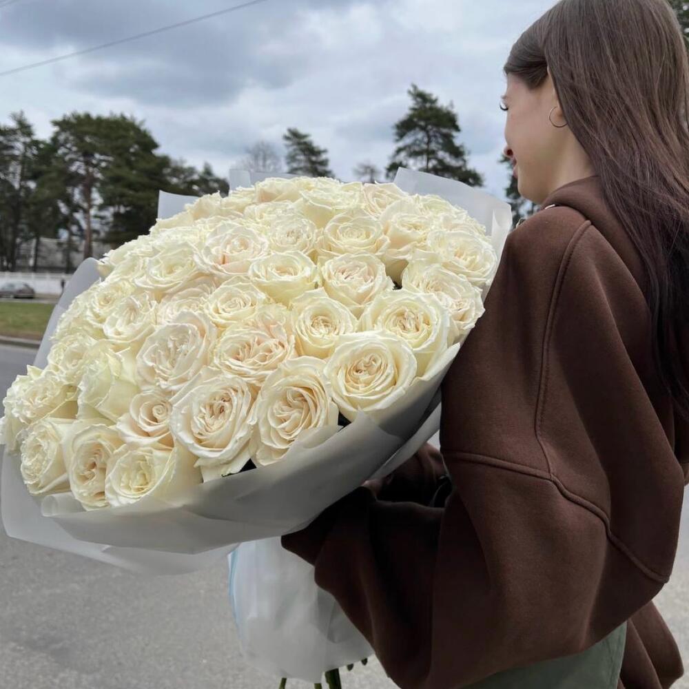 Букет из 55 белых роз