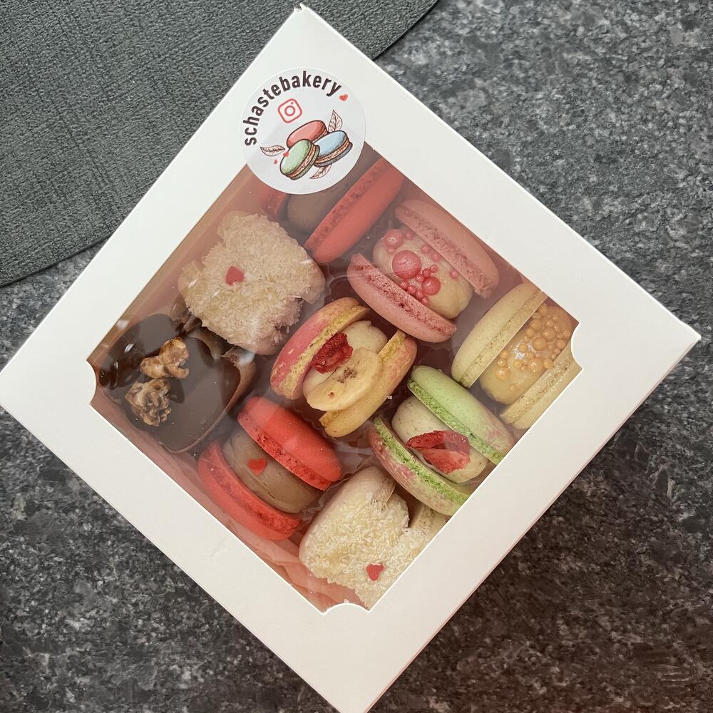 Assorted macarons of 9 pieces