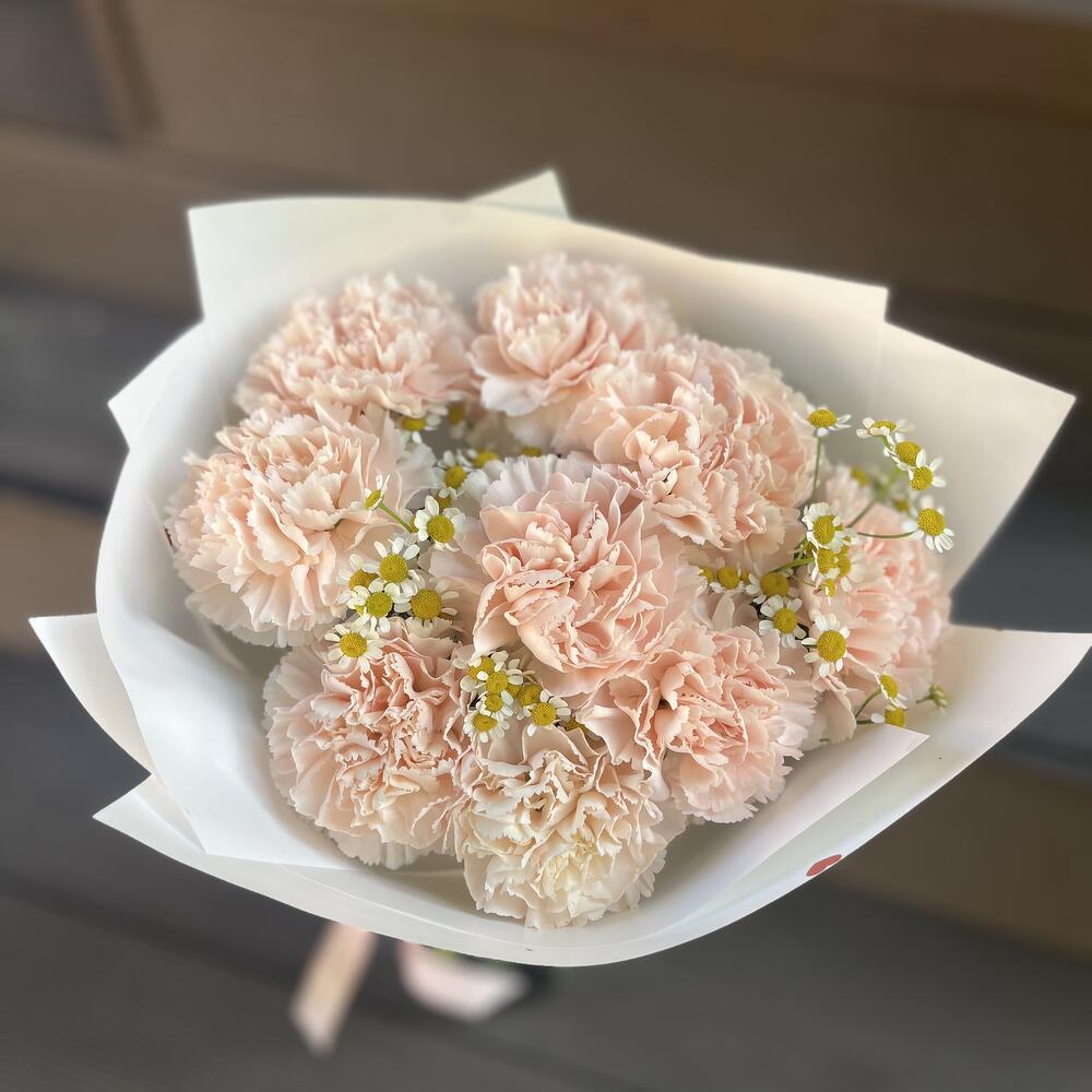 Букет с диантусами и матрикарией