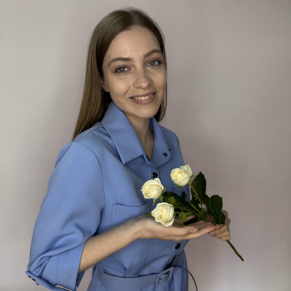 Роза кустовая белая