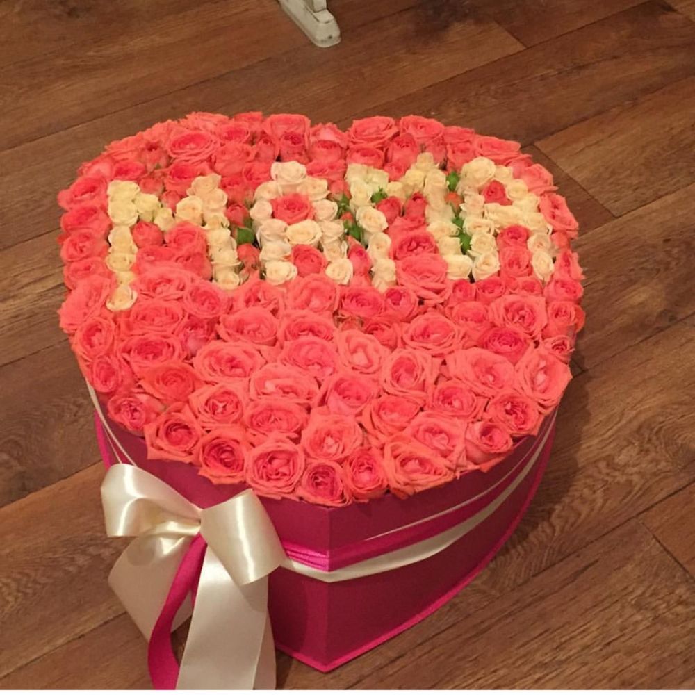 Купить букеты маме. Букет для мамы. Букет роз для мамы. Букет маме на день рождения. Цветы маме в коробке с надписью.