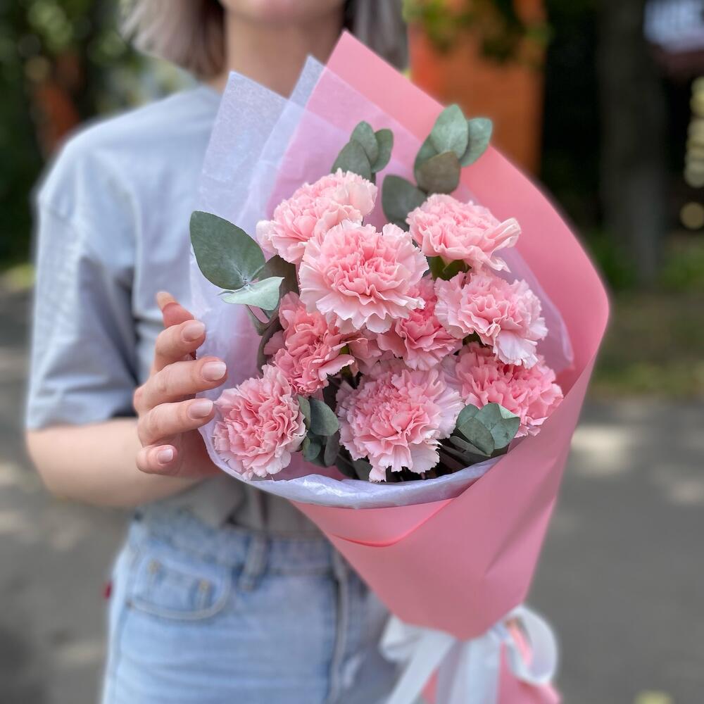 Букет из 9 розовых диантусов (гвоздик) и эвкалипта