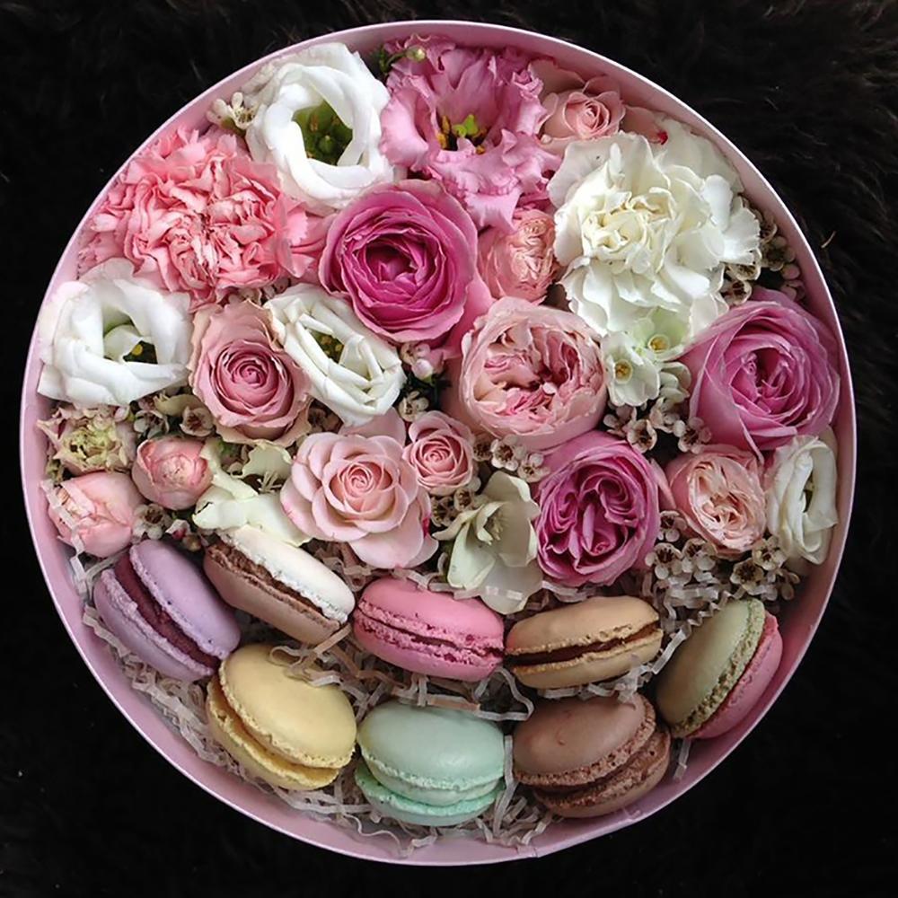 Красивые букеты и пирожные. Макаруны и цветы. Перевозка сладостей. Сладкие цветы. Цветы со сладким.