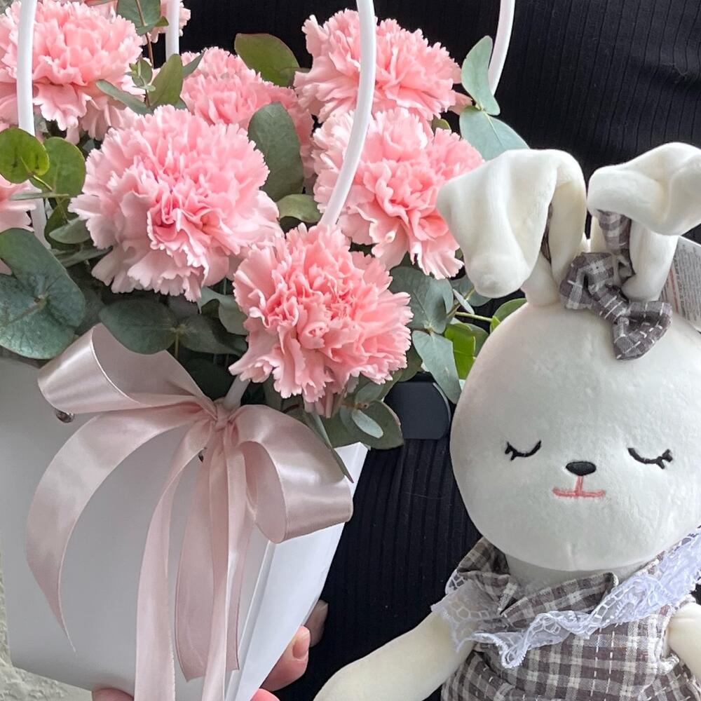 Handbag with pink dianthuses and a bunny