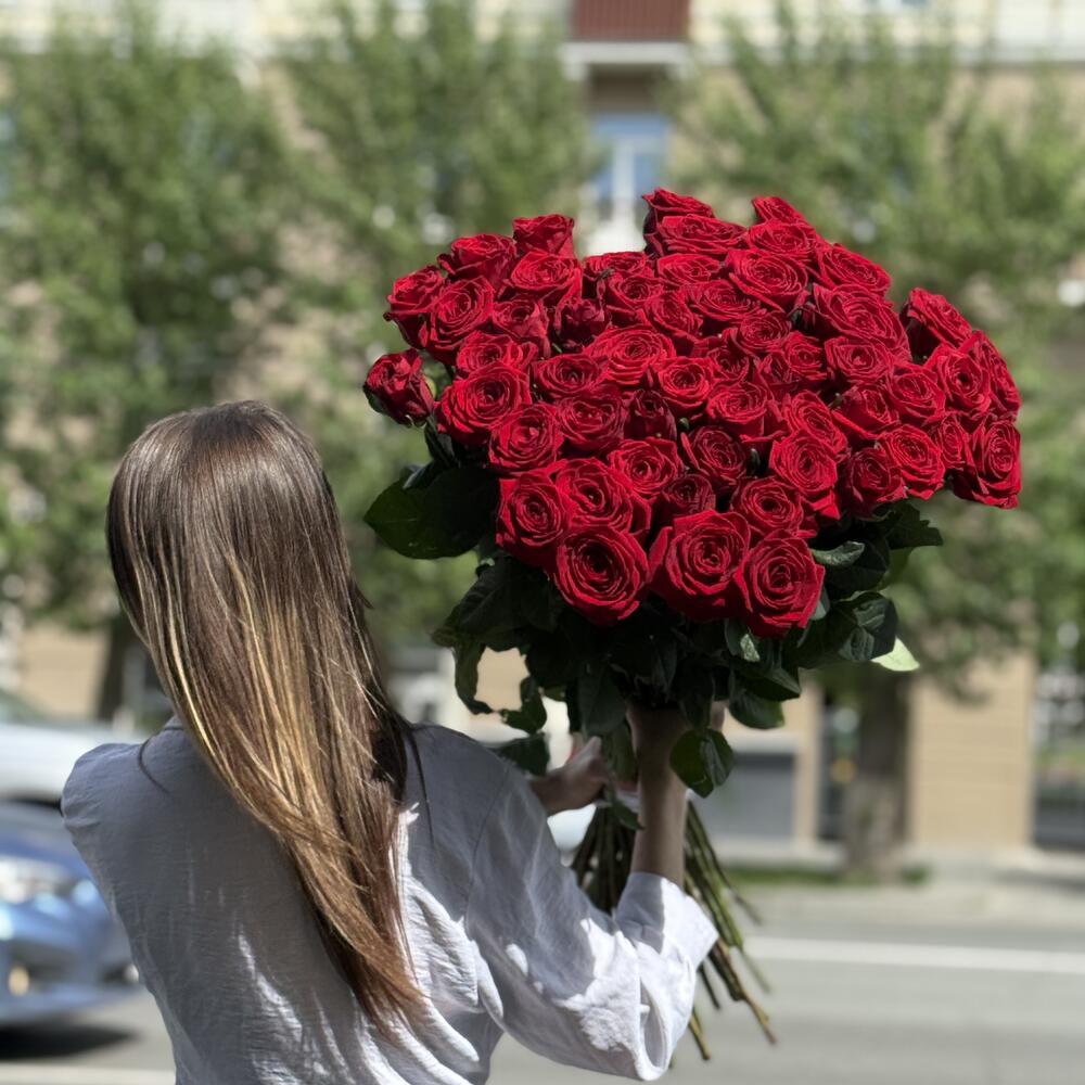 Букет бордовых роз 51шт