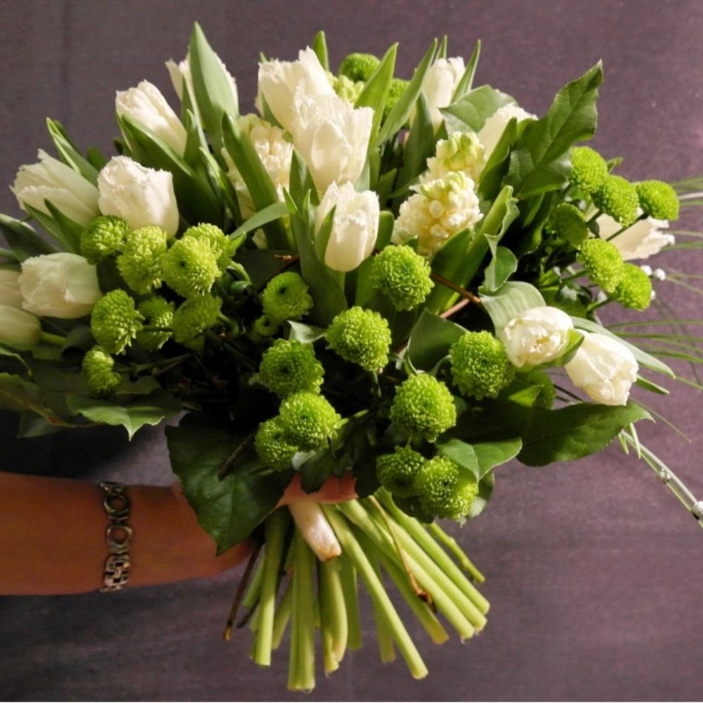 букетиз тюльпанов и хризаньем. хризантемы с тюльпанами. букет тюльпаны и хризантемы сантини. букет хризантема тюльпаны орнитогалум. хризантемы с тюльпанами.