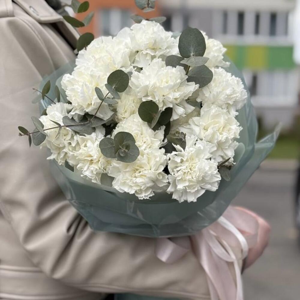 Букет из 15 белых гвоздик с эвкалиптом